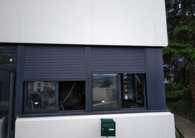 Pose de volets roulants aluminium dans les locaux professionnels à Saint Chamond - Lapendry