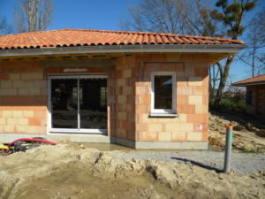 Pose fenêtres dans une maison en construction par l'équipe Lapendry