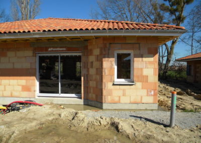 Pose fenêtres dans une maison en construction par l'équipe Lapendry
