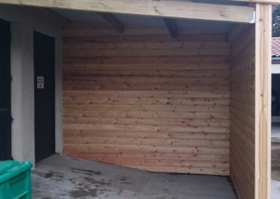 Auvent en bois, entrée des marchandises - Lapendry
