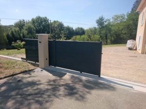un portail motorisé : un vrai confort au quotidien. L'entreprise Lapendry vous conseille, vous installe portail et porte de garage motorisés à vos mesures