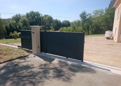 un portail motorisé : un vrai confort au quotidien. L'entreprise Lapendry vous conseille, vous installe portail et porte de garage motorisés à vos mesures