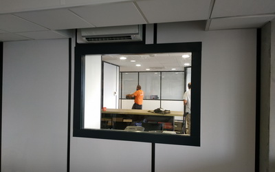 Pose de châssis fixes dans des bureaux