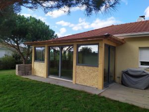 création d'une véranda par la menuiserie Lapendry devenue une nouvelle pièce à vivre dans la maison