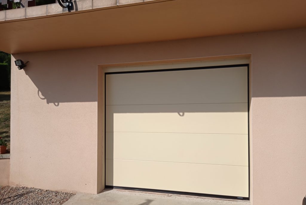 porte de garage sectionnelle et motorisée posée par Lapendry menuiserie