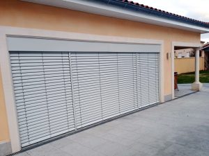 eviter la chaleur avec des brises soleil .pose Lapendry menuiserie