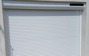 L'entreprise Lapendry menuiserie a poser sur 12 fenêtres changées des volets roulants solaires