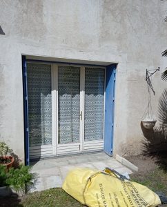 Lapendry menuiserie pose 12 nouvelles fenêtres avec des volets roulants solaires dans la loire