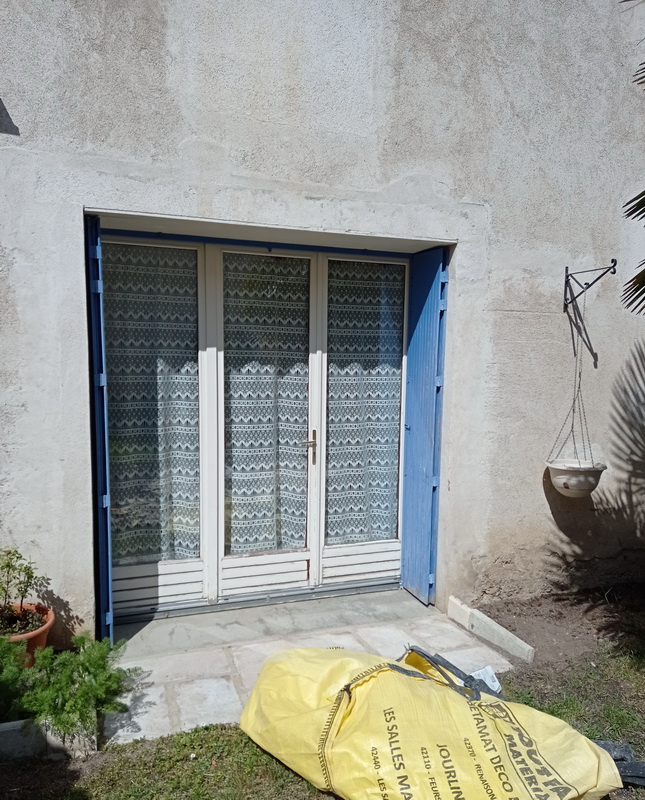 Lapendry menuiserie pose 12 nouvelles fenêtres avec des volets roulants solaires dans la loire