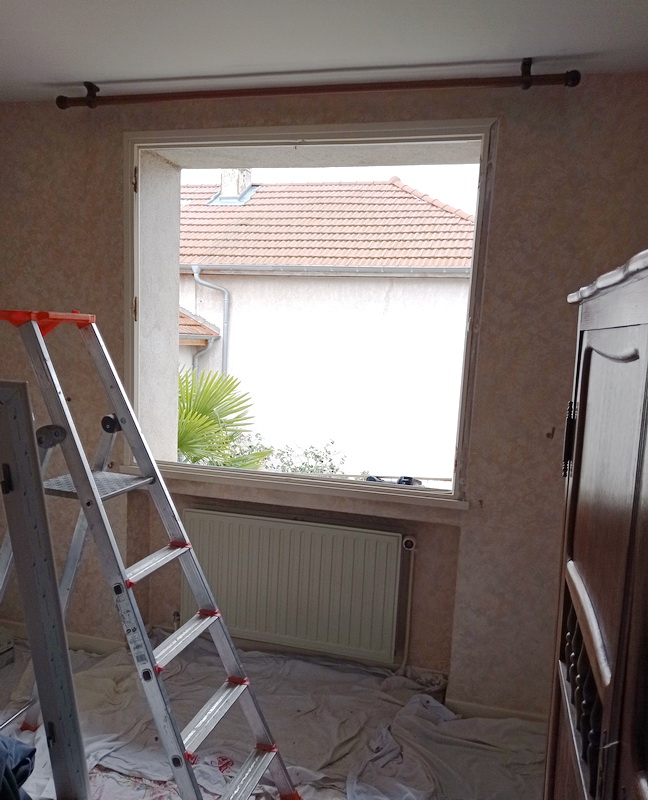 Lapendry menuiserie pose 12 nouvelles fenêtres avec des volets roulants solaires dans la loire