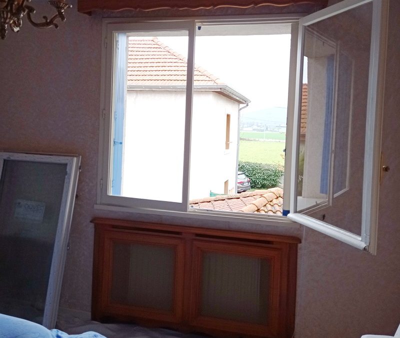 Lapendry menuiserie pose 12 nouvelles fenêtres avec des volets roulants solaires dans la loire