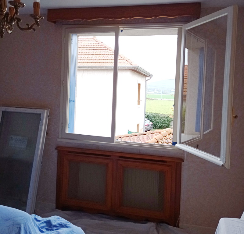 Lapendry menuiserie pose 12 nouvelles fenêtres avec des volets roulants solaires dans la loire