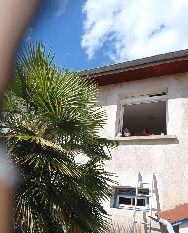 Lapendry menuiserie pose 12 nouvelles fenêtres avec des volets roulants solaires dans la loire