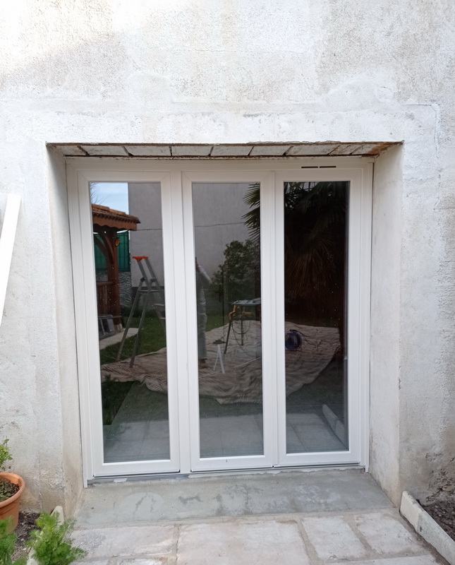 Lapendry menuiserie pose 12 nouvelles fenêtres avec des volets roulants solaires dans la loire