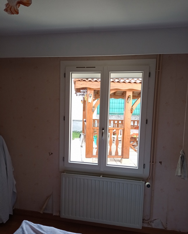 Lapendry menuiserie pose 12 nouvelles fenêtres avec des volets roulants solaires dans la loire