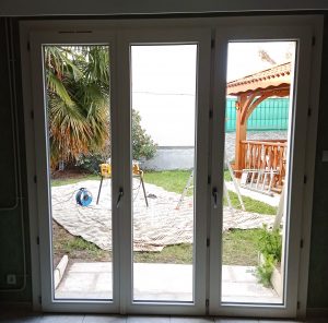 Lapendry menuiserie pose 12 nouvelles fenêtres avec des volets roulants solaires dans la loire