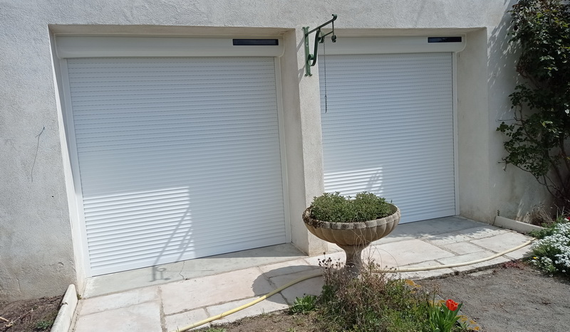 Lapendry menuiserie pose 12 nouvelles fenêtres avec des volets roulants solaires dans la loire