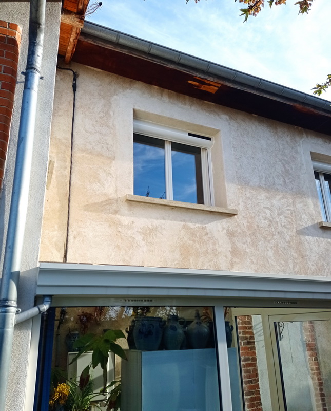 Lapendry menuiserie pose 12 nouvelles fenêtres avec des volets roulants solaires dans la loire