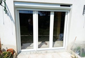 Lapendry menuiserie pose 12 nouvelles fenêtres avec des volets roulants solaires dans la loire