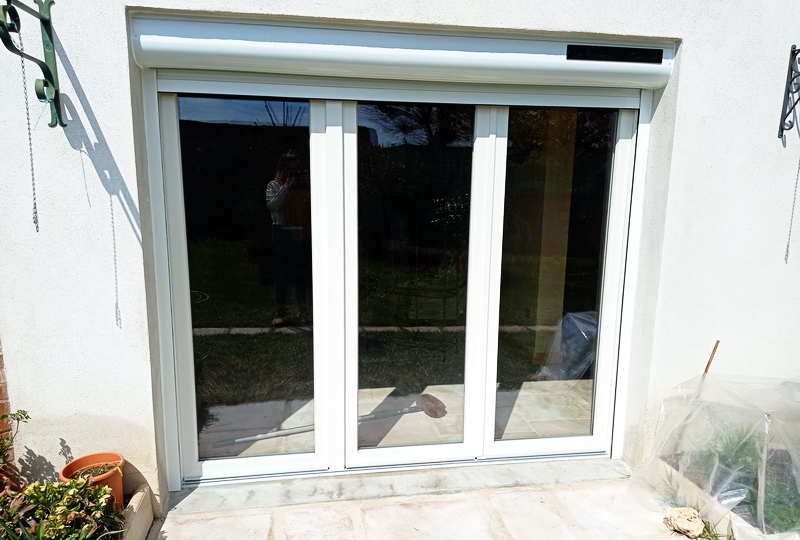 Lapendry menuiserie pose 12 nouvelles fenêtres avec des volets roulants solaires dans la loire