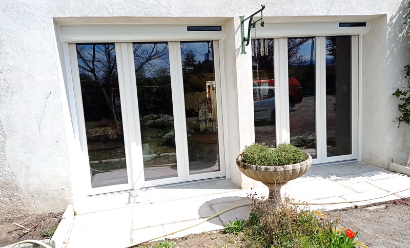 Lapendry menuiserie pose 12 nouvelles fenêtres avec des volets roulants solaires dans la loire