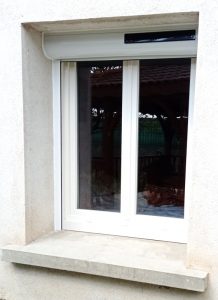 Lapendry menuiserie pose 12 nouvelles fenêtres avec des volets roulants solaires dans la loire