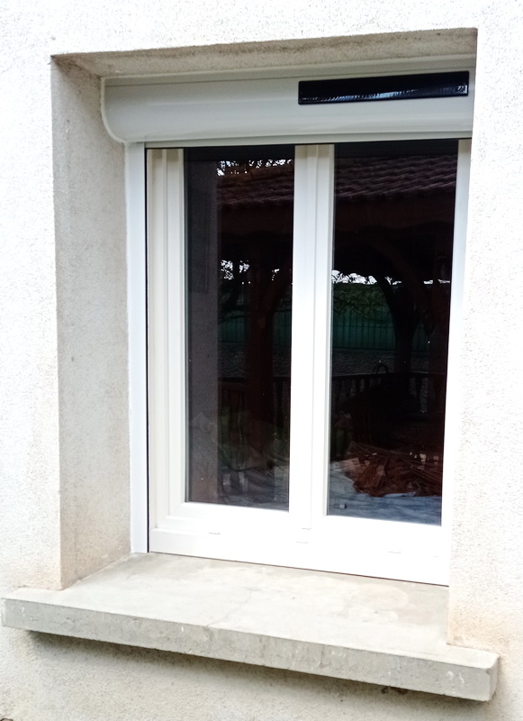 Lapendry menuiserie pose 12 nouvelles fenêtres avec des volets roulants solaires dans la loire