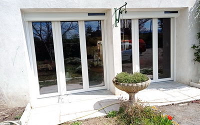 Lapendry menuiserie pose 12 nouvelles fenêtres avec des volets roulants solaires dans la loire