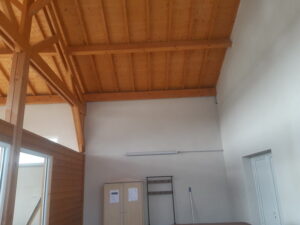 Pose d'un plancher isolant dans l'espace spa d'un gite dans les monts du forez par Lapendry menuiserie