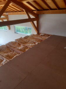 Pose d'un plancher isolant dans l'espace spa d'un gite dans les monts du forez par Lapendry menuiserie