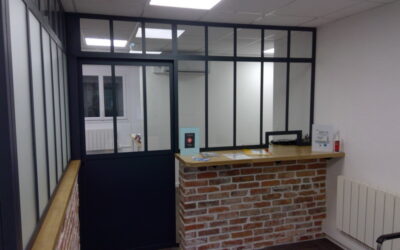 Verrière sur mesure pour sas d’accueil d’une entreprise