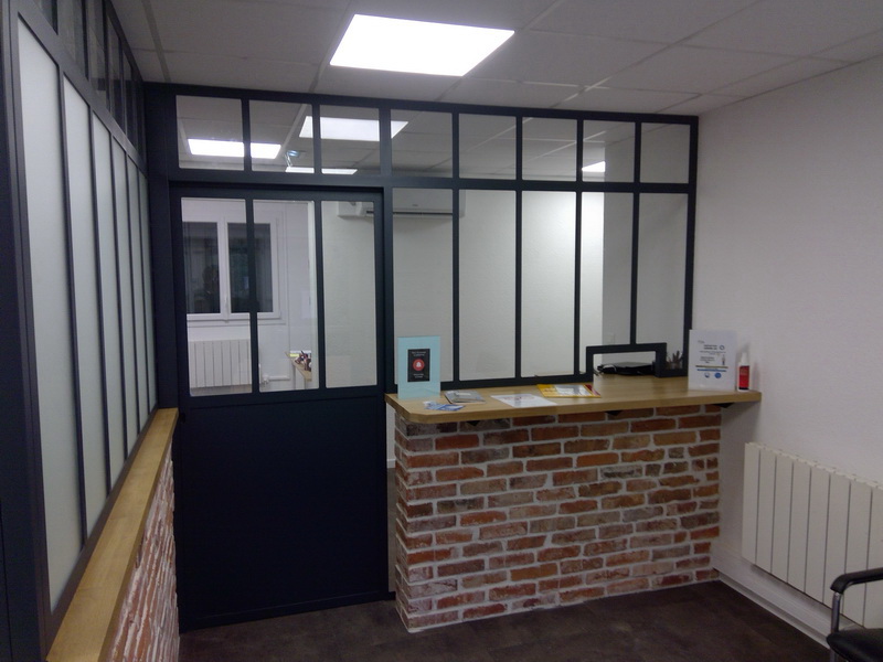 L entreprise Lapendry Menuiserie a concu, réalisé et posé une verrière métal pour le sas d'entrée d'une entreprise ligérienne