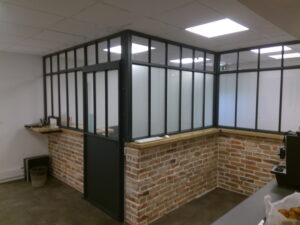 verrière métallique pour sas entrée entreprise conçue et posée par Lapendry Menuiserie Loire