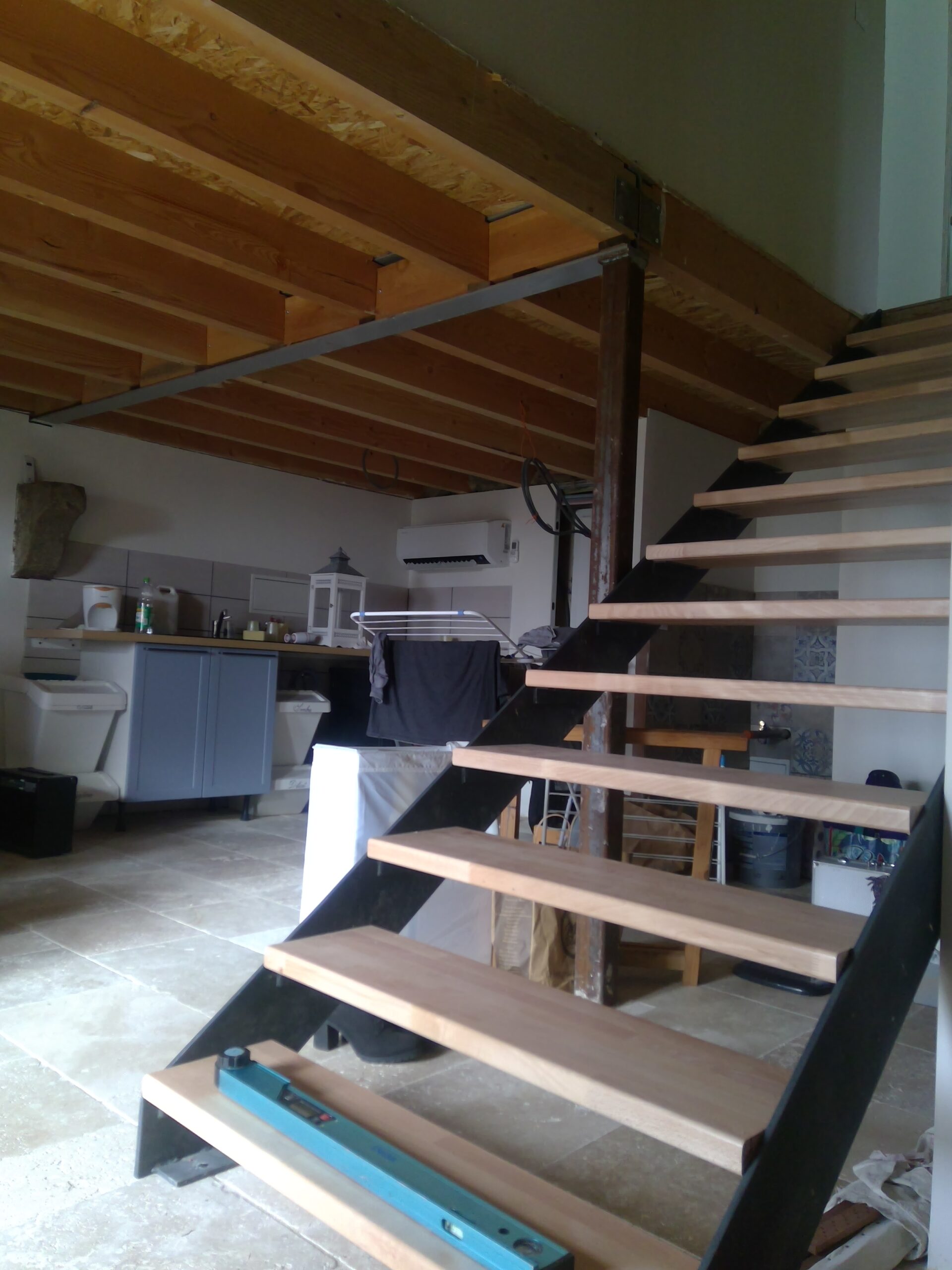 renovation maison ancienne Lapendry menuiserie artisan Loire.escalier