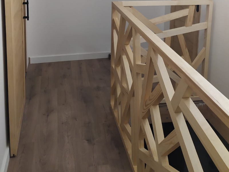 Garde corps design en bois conçu et posé par Lapendry Menuiserie, artisan-loire