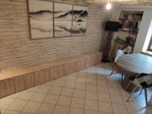 aaménagement banquettes et bibliothèque par Lapendry menuiserie