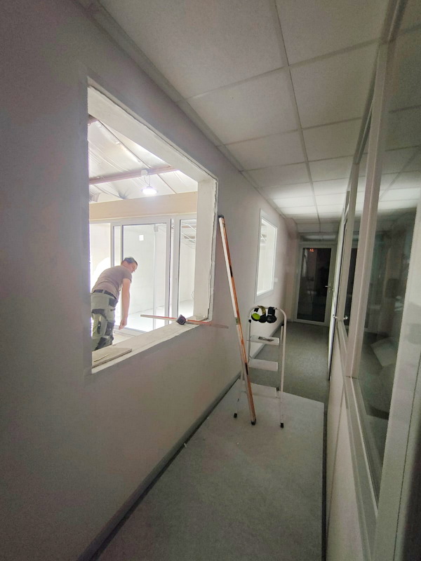 Pour l'extension de ses locaux, l'entreprise CTE a fait appel à Lapendry menuiserie pour la pose d'un châssis fixe, d'un coulissant 2 ventaux et d'une porte d'accès.