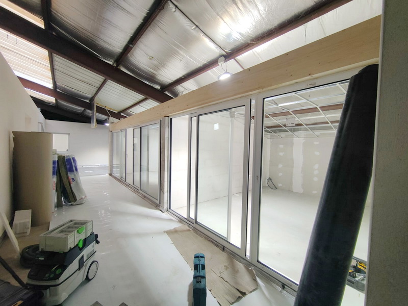 Pour l'extension de ses locaux, l'entreprise CTE a fait appel à Lapendry menuiserie pour la pose d'un châssis fixe, d'un coulissant 2 ventaux et d'une porte d'accès.