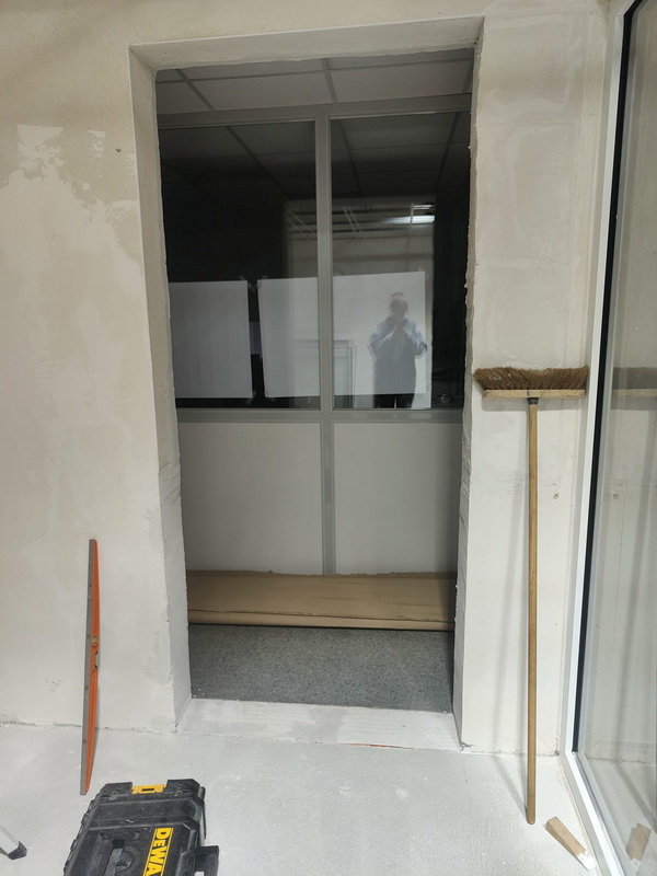 Pour l'extension de ses locaux, l'entreprise CTE a fait appel à Lapendry menuiserie pour la pose d'un châssis fixe, d'un coulissant 2 ventaux et d'une porte d'accès.