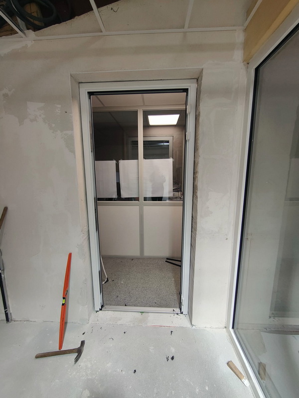 Pour l'extension de ses locaux, l'entreprise CTE a fait appel à Lapendry menuiserie pour la pose d'un châssis fixe, d'un coulissant 2 ventaux et d'une porte d'accès.