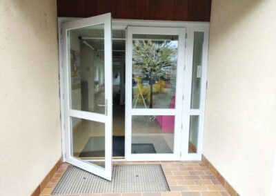 Portes en bois neuves pour l&rsquo;école de Moingt