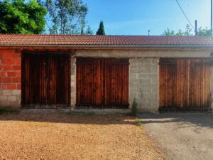 Le propriétaire de 3 garages a commandé à Lapendry menuiserie 3 portes de garage sécurisées à double ventaux sur mesure. Elles ont remplacées des portes en bois fragilisées par le temps.