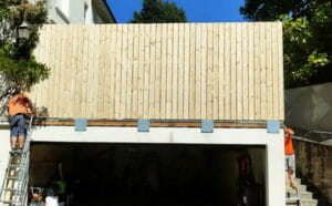 Désireux de protéger des regards une terrasse, les propriétaires d'une maison bourgeoise à St Etienne ont fait appel à Lapendry menuiserie pour réaliser un brise vue en bois .