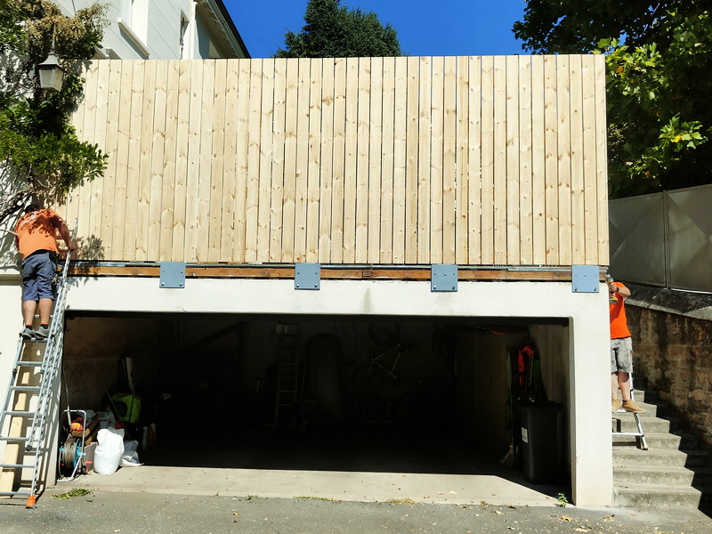 Désireux de  protéger des regards une terrasse, les propriétaires d'une maison bourgeoise à St Etienne ont fait appel à Lapendry menuiserie pour réaliser un brise vue en bois . 