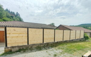 apendry menuiserie, implantée dans la Loire, a réalisé la séparation entre 2 villas en posant des brises vue en bois. Aussi efficace qu'un mur mais bien plus agréable au regard.