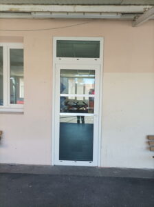 Les vacances d'été ont libéré les élèves. Elles permettent à l'équipe Lapendry de répondre à la demande du collège Champagnat pour une mise aux normes d'une porte pour accéder à la cantine.