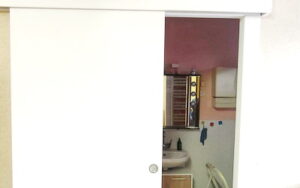 création sur mesure d'une porte coulissante pour accès SDB personne handicapée par Lapendry menuiserie