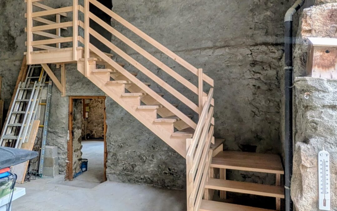 Réalisation d’un escalier en bois de hêtre vernis